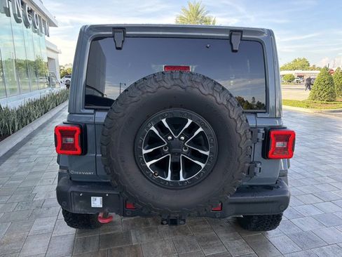 Used 2025 Jeep Wrangler Unlimited Rubicon AWD/4WD image 3