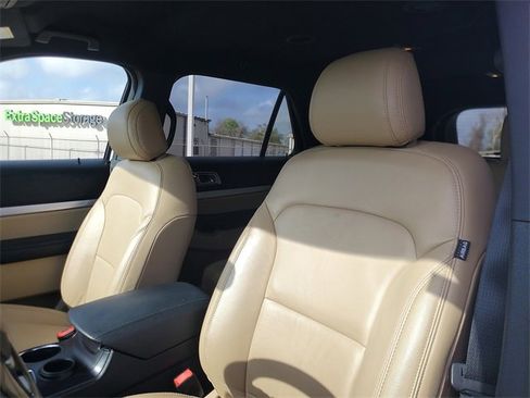 Used 2017 Ford Explorer XLT w/ Equipment Group 202A image 15