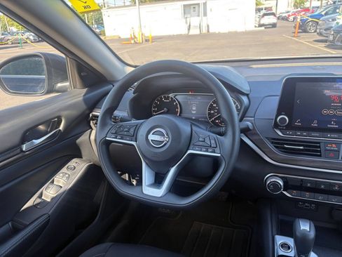 Used 2025 Nissan Altima 2.5 SV FWD image 34