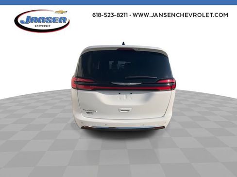 Used 2024 Chrysler Pacifica Touring-L image 7