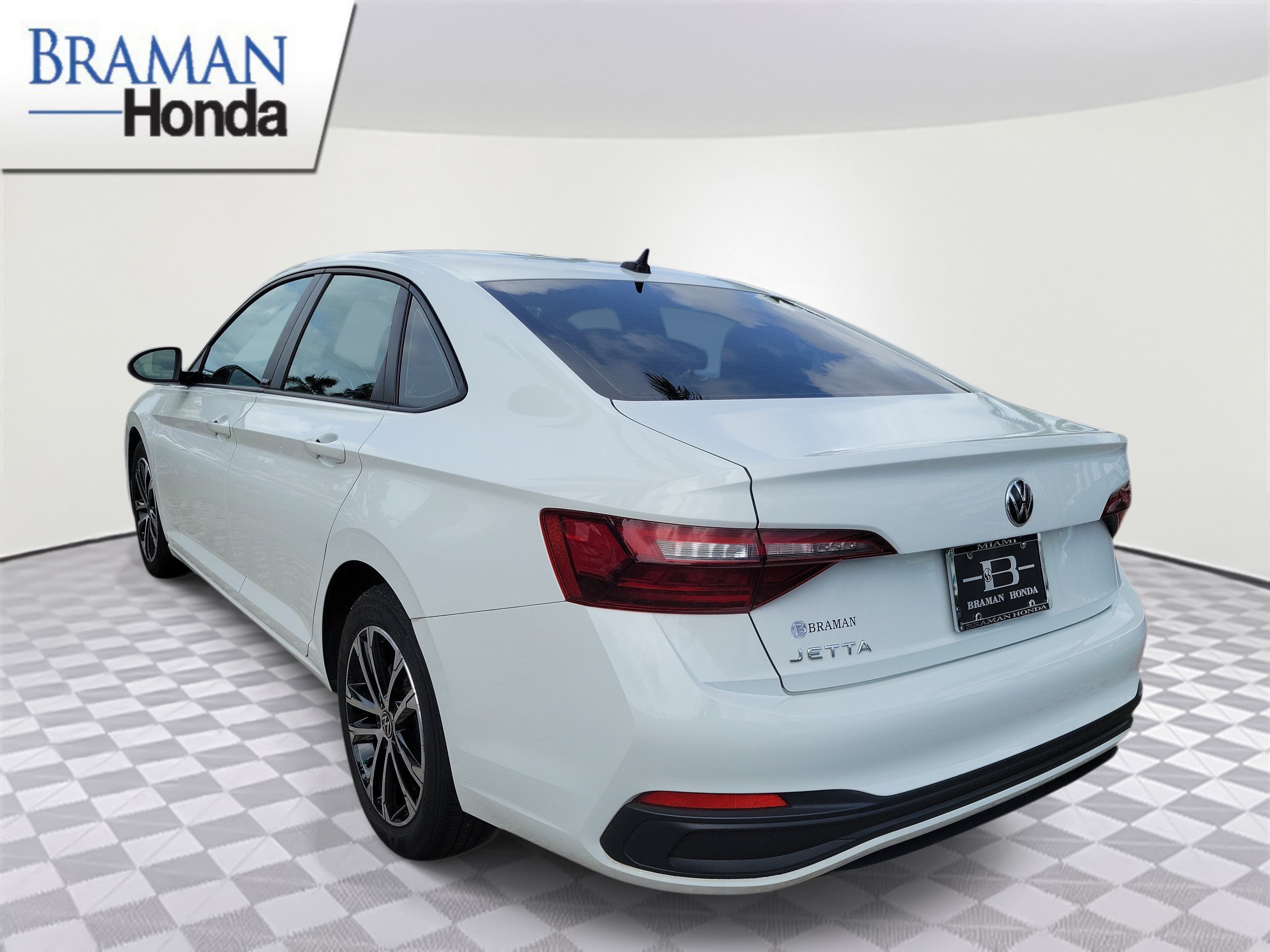 Used 2024 Volkswagen Jetta Sport FWD image 4