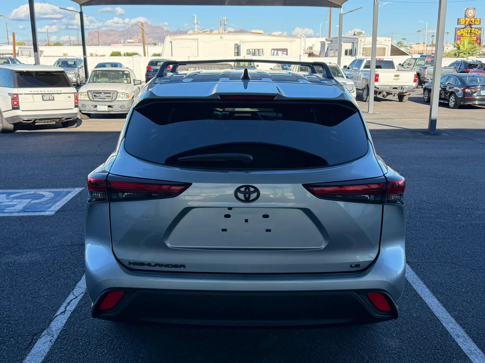Used 2023 Toyota Highlander LE FWD image 9