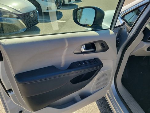 Used 2023 Chrysler Pacifica Touring-L image 23