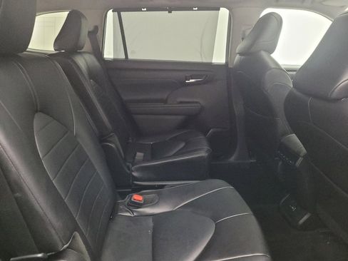 Used 2022 Toyota Highlander XLE image 19