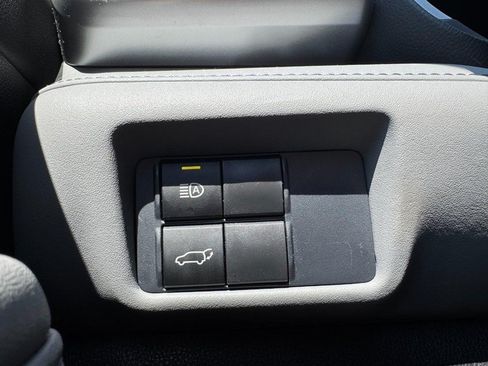 Used 2021 Toyota Highlander XLE AWD/4WD image 22