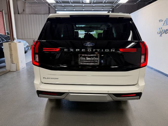Used 2025 Ford Expedition Platinum w/ Driver's Package AWD/4WD image 4