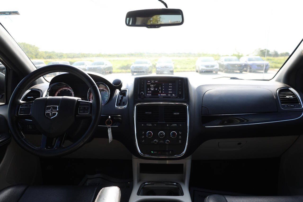 Used 2017 Dodge Grand Caravan SXT FWD image 14