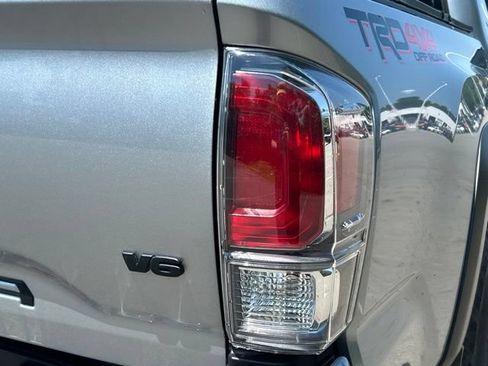 Used 2023 Toyota Tacoma TRD Off-Road w/ Technology Package AWD/4WD image 12
