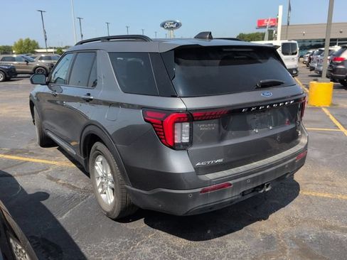 Used 2025 Ford Explorer Active RWD image 2
