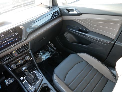 Used 2024 Volkswagen Taos SEL image 11