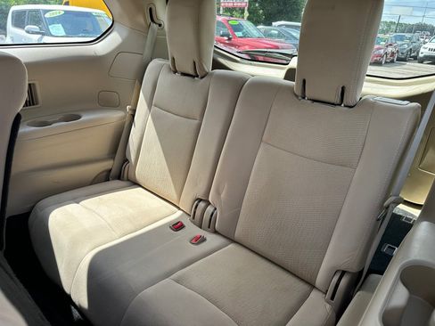 Used 2016 Nissan Pathfinder SV FWD image 16