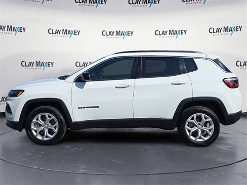 Used 2024 Jeep Compass Latitude image 2