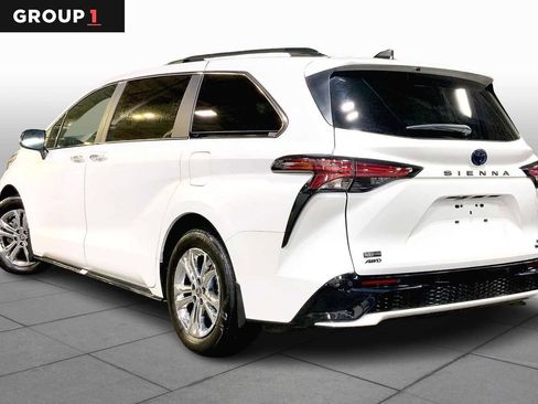 Used 2023 Toyota Sienna XSE image 11