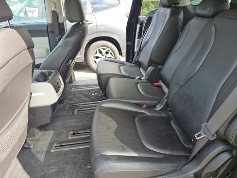 Used 2022 Kia Carnival LX FWD image 13