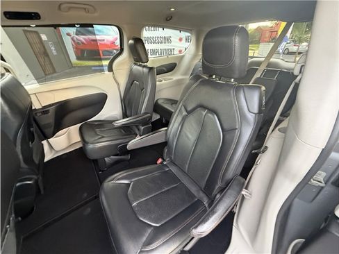 Used 2019 Chrysler Pacifica Touring-L image 21