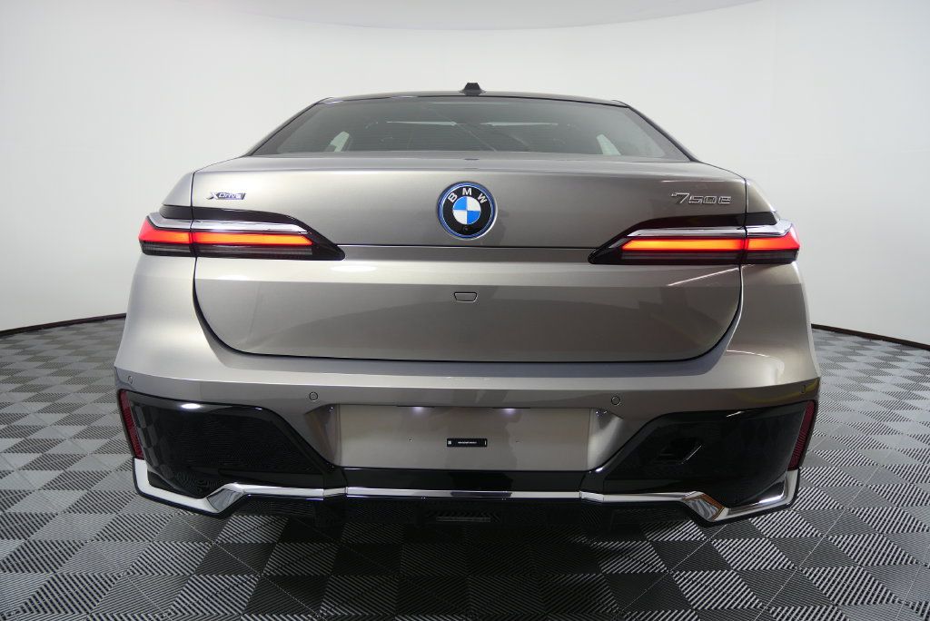Used 2026 BMW 750e xDrive w/ Executive Package AWD/4WD image 5