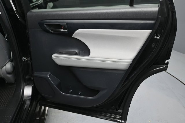 Used 2023 Toyota Highlander LE AWD/4WD image 21