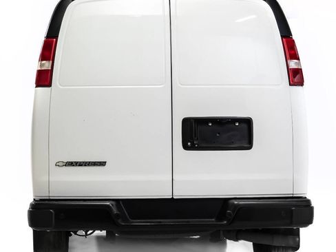 Used 2018 Chevrolet Express 3500 Extended w/ Driver Convenience Package RWD image 8