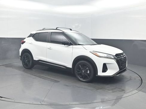 Used 2023 Nissan Kicks SR w/ Exterior Package FWD image 33