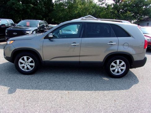Used 2013 Kia Sorento LX image 2