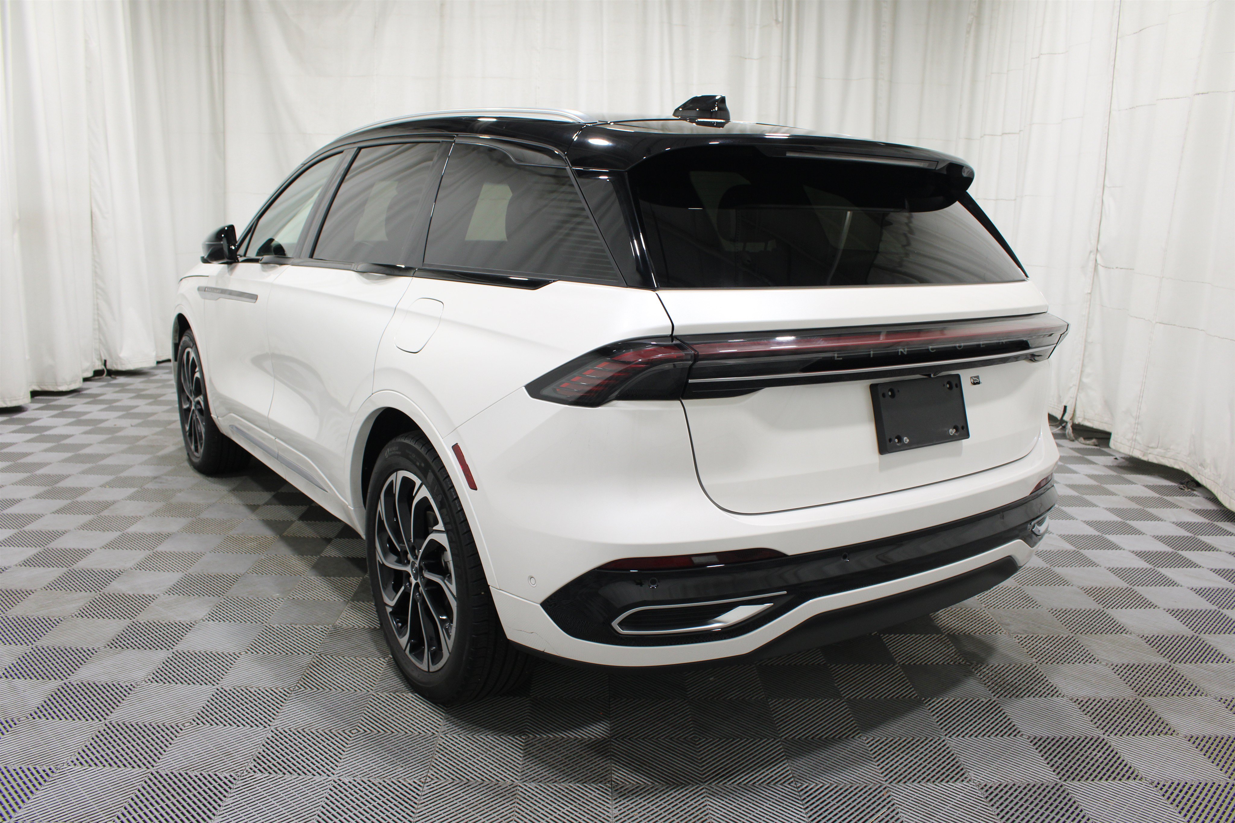 Used 2024 Lincoln Nautilus Reserve AWD/4WD image 33