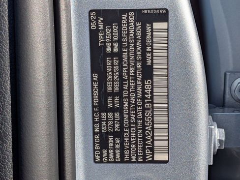 Certified 2025 Porsche Macan AWD/4WD image 30