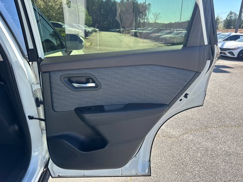 Used 2023 Nissan Rogue SV AWD/4WD image 16
