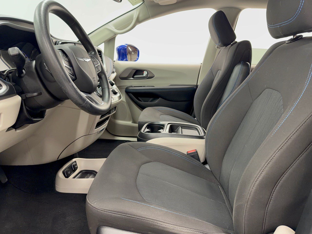 Used 2021 Chrysler Pacifica Touring FWD image 5