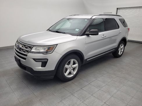 Used 2018 Ford Explorer XLT FWD image 2