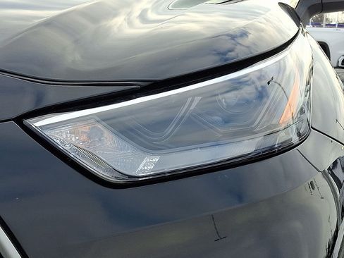 Used 2024 Toyota Highlander LE AWD/4WD image 10