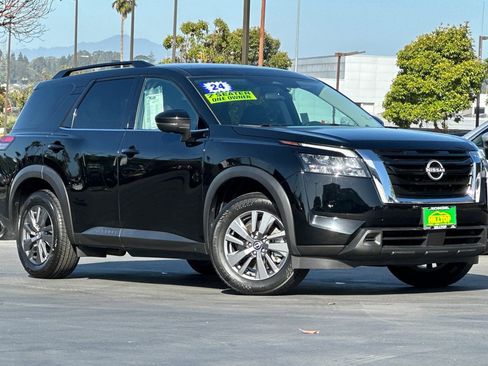 Used 2024 Nissan Pathfinder SV FWD image 2