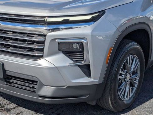 Used 2024 Chevrolet Traverse LT image 9