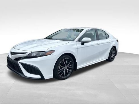 Used 2022 Toyota Camry SE w/ Cold Weather Package FWD image 1