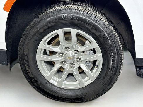 Used 2024 Chevrolet Suburban LT AWD/4WD image 32