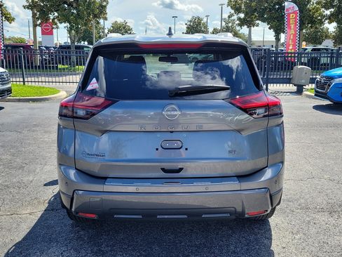 Certified 2025 Nissan Rogue SL FWD image 5