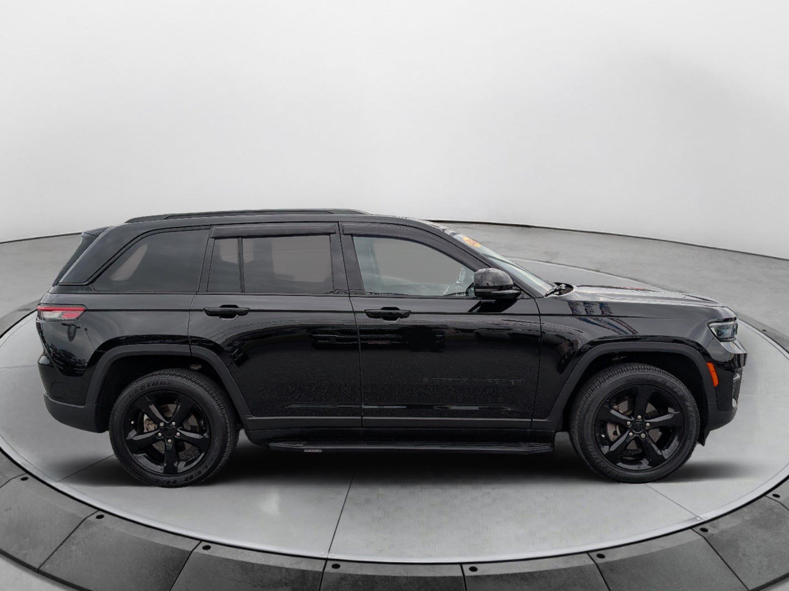 Used 2024 Jeep Grand Cherokee Altitude AWD/4WD image 2