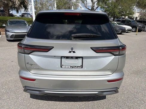 Used 2025 Mitsubishi Outlander SE FWD image 3