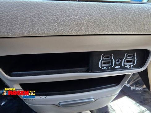 Used 2024 Chrysler Pacifica Touring-L FWD image 18
