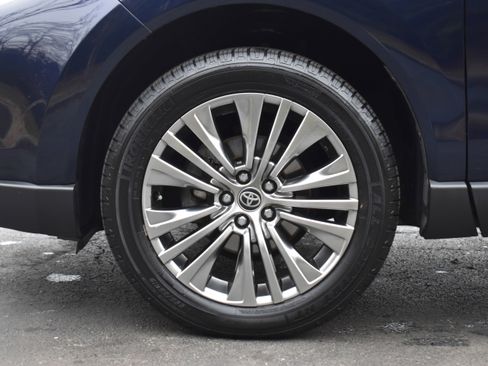 Used 2021 Toyota Venza Limited image 41