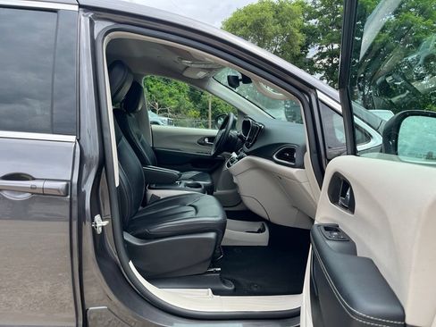 Used 2023 Chrysler Pacifica Touring-L FWD image 39