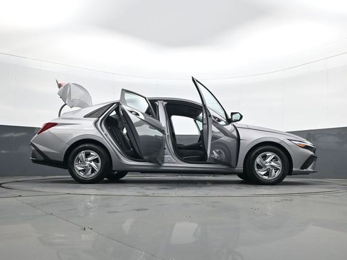 Certified 2024 Hyundai Elantra SE image 33