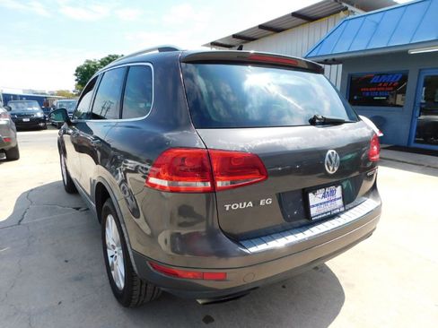 Used 2013 Volkswagen Touareg Sport image 5