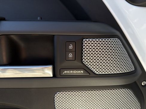 Used 2024 Land Rover Defender 130 X-Dynamic SE image 17