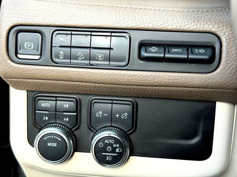 Used 2023 GMC Yukon XL Denali image 14