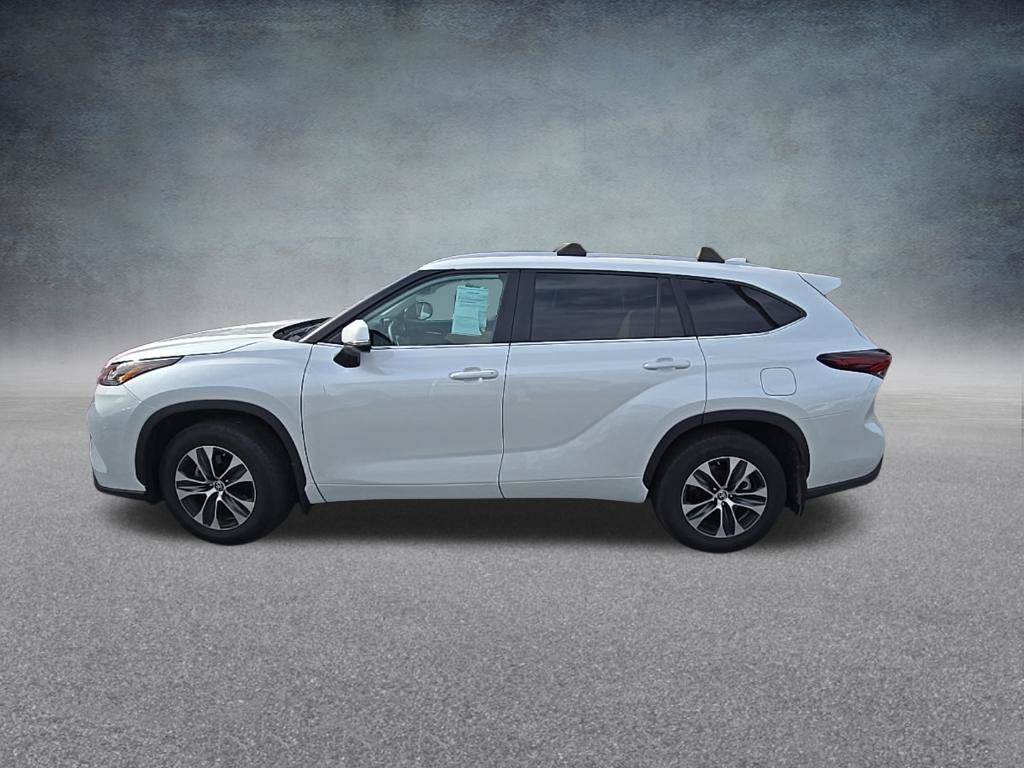Used 2024 Toyota Highlander XLE AWD/4WD image 4