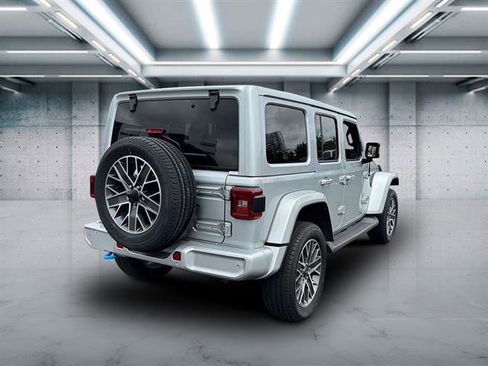 Used 2022 Jeep Wrangler Unlimited Sahara image 5