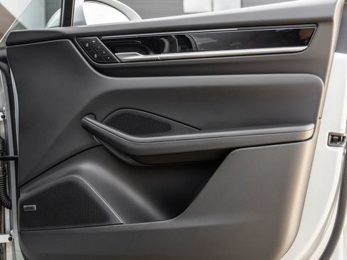 Certified 2025 Porsche Macan Electric image 39