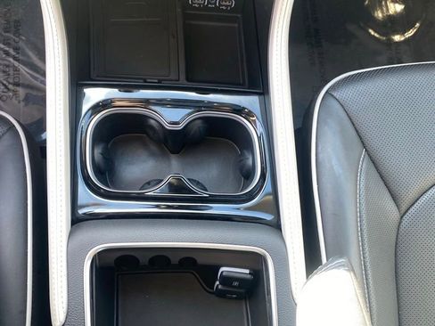 Used 2024 Chrysler Pacifica Limited image 16