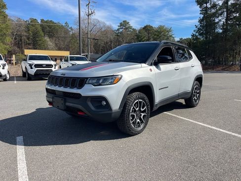 Used 2025 Jeep Compass Trailhawk AWD/4WD image 2