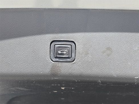 Used 2023 Chevrolet Traverse Premier image 17